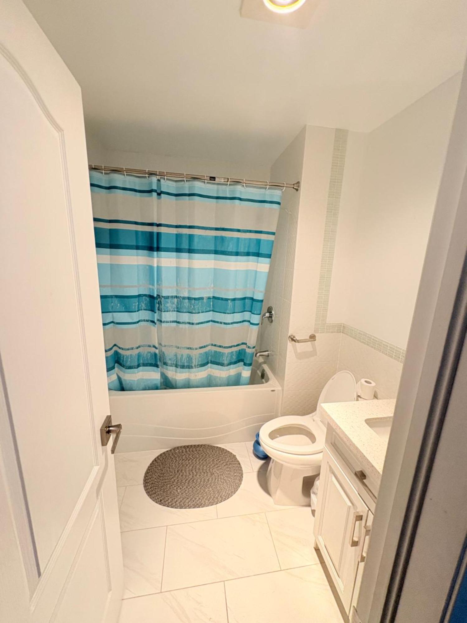 Specious Private Room With A Washroom Toronto Exterior photo