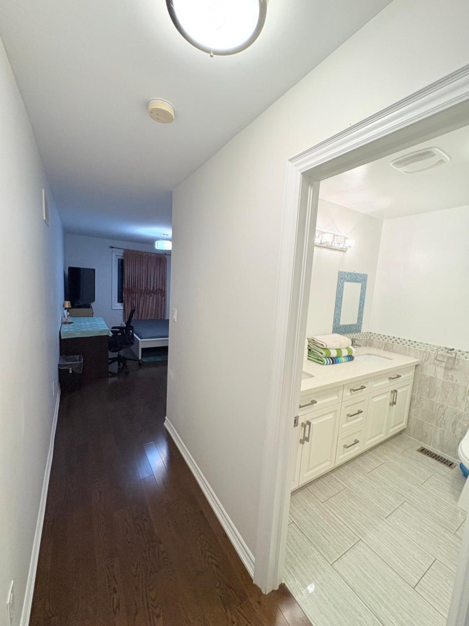 Specious Private Room With A Washroom Toronto Exterior photo